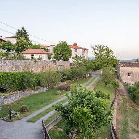 Apartma Oddih Dutovlje Exteriör bild