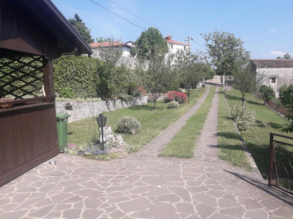 Apartma Oddih Dutovlje Exteriör bild