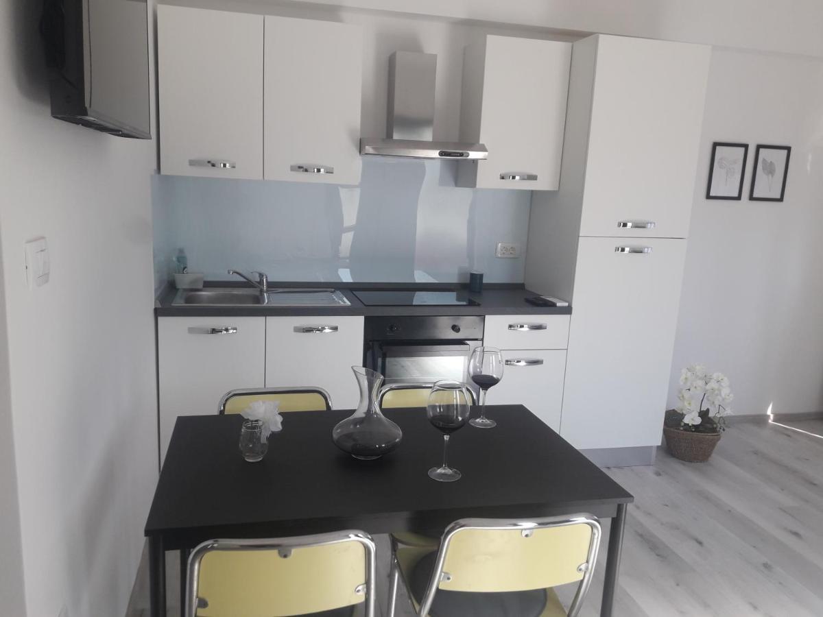 Apartma Oddih Dutovlje Exteriör bild