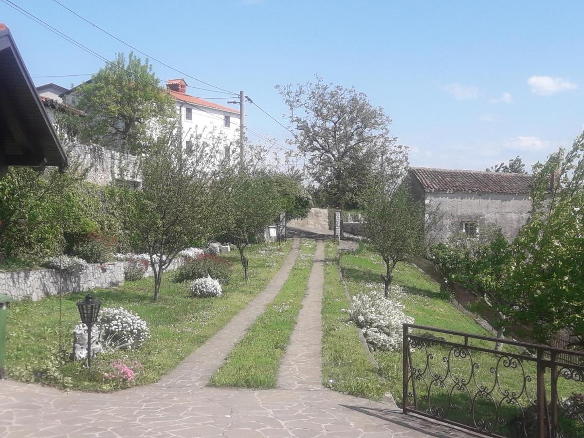 Apartma Oddih Dutovlje Exteriör bild