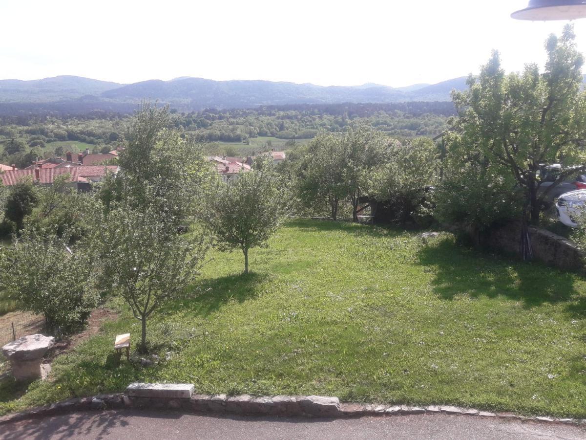 Apartma Oddih Dutovlje Exteriör bild