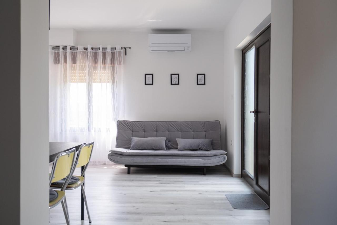 Apartma Oddih Dutovlje Exteriör bild