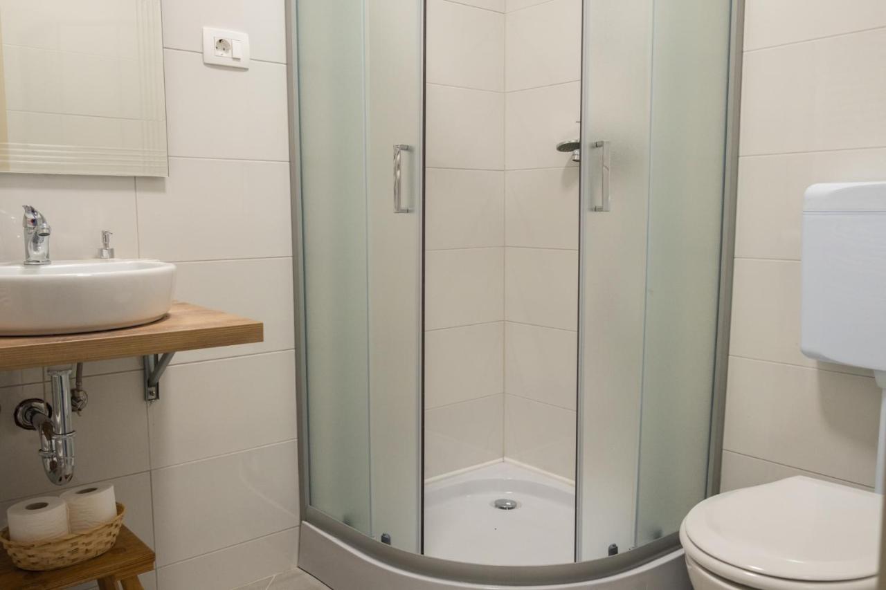 Apartma Oddih Dutovlje Exteriör bild