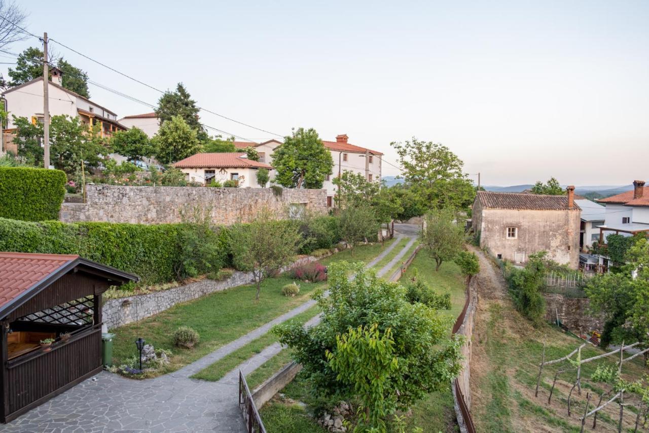 Apartma Oddih Dutovlje Exteriör bild