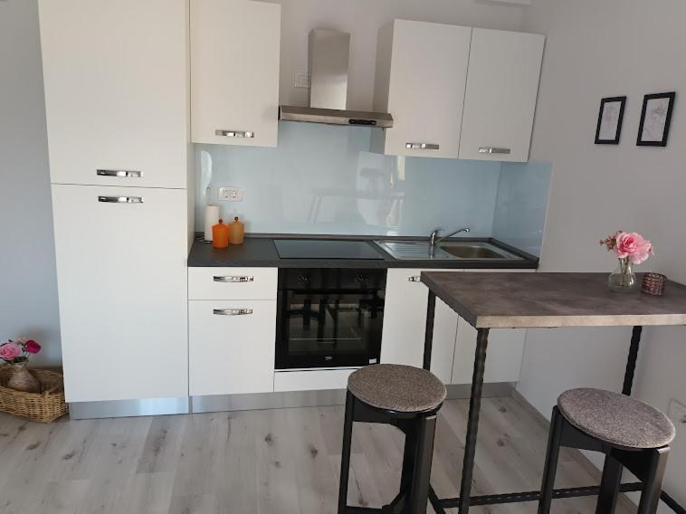 Apartma Oddih Dutovlje Exteriör bild