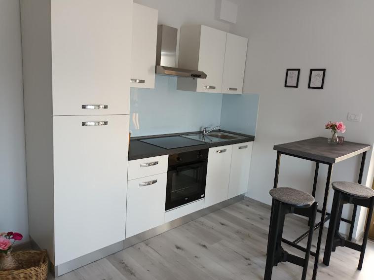 Apartma Oddih Dutovlje Exteriör bild