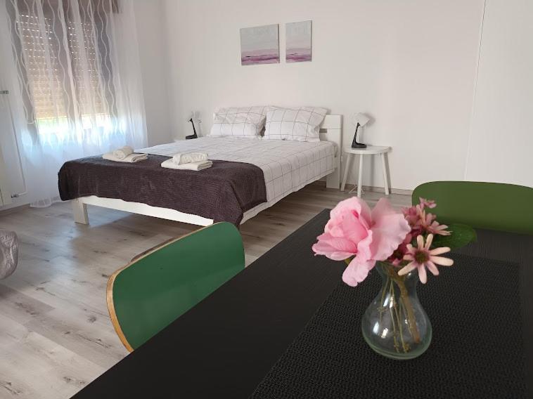 Apartma Oddih Dutovlje Exteriör bild